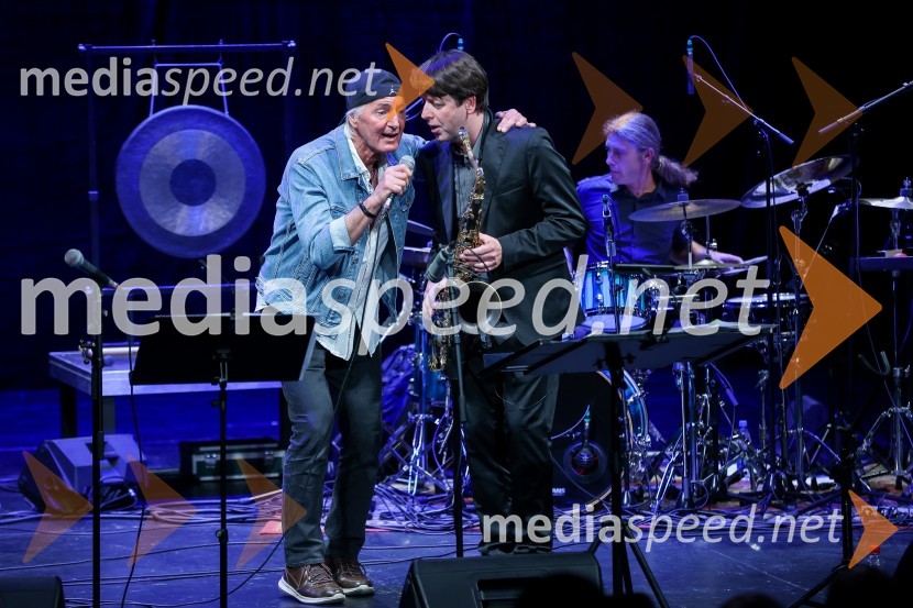  Janez  Bončina - Benč, pevec;  Tadej Tomšič, dirigent, saksofonistKoncert Orion v spomin Juretu Robežniku