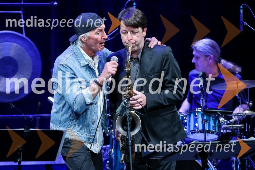  Janez  Bončina - Benč, pevec;  Tadej Tomšič, dirigent, saksofonistKoncert Orion v spomin Juretu Robežniku