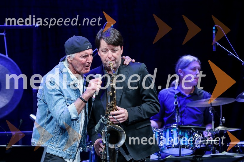  Janez  Bončina - Benč, pevec;  Tadej Tomšič, dirigent, saksofonistKoncert Orion v spomin Juretu Robežniku