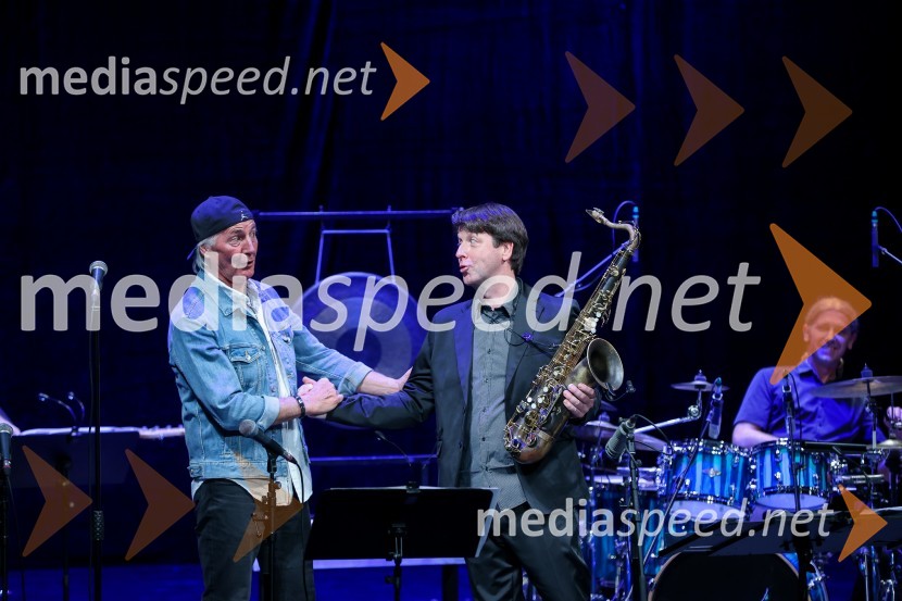  Janez  Bončina - Benč, pevec;  Tadej Tomšič, dirigent, saksofonistKoncert Orion v spomin Juretu Robežniku