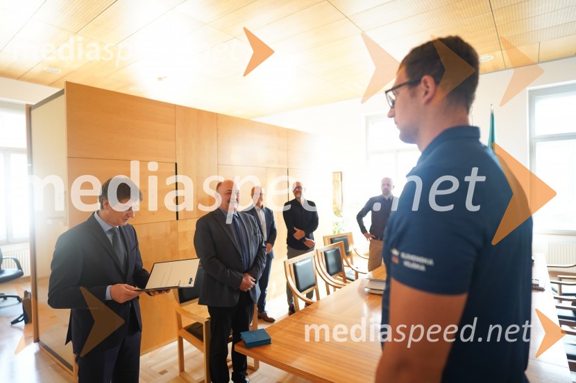 prof. dr. Zdravko Kačič, rektor Univerze v Mariboru;  Branko Kramberger, dekan, Fakulteta za kmetijstvo in biosistemske vede, Univerza v Mariboru;  Kristjan Čeh, atletSprejem Kristjana Čeha na Univerzi v Mariboru