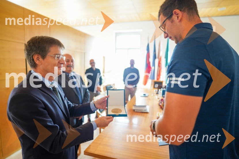 prof. dr. Zdravko Kačič, rektor Univerze v Mariboru;  Kristjan Čeh, atletSprejem Kristjana Čeha na Univerzi v Mariboru
