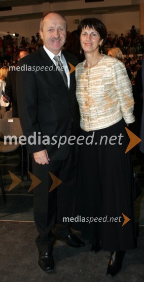 Branko Pavlin, predsednik uprave časopisne hiše Dnevnik in soproga MojcaRazglasitev Slovenca leta 2005 Nedeljskega dnevnika