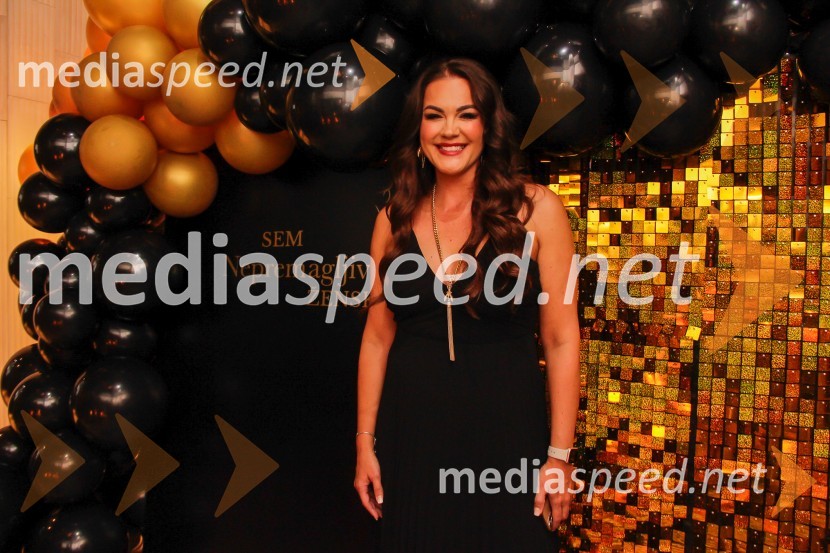  Rebeka Dremelj, pevkaNepremagljiva ženska 2022 je Valerija Čarman