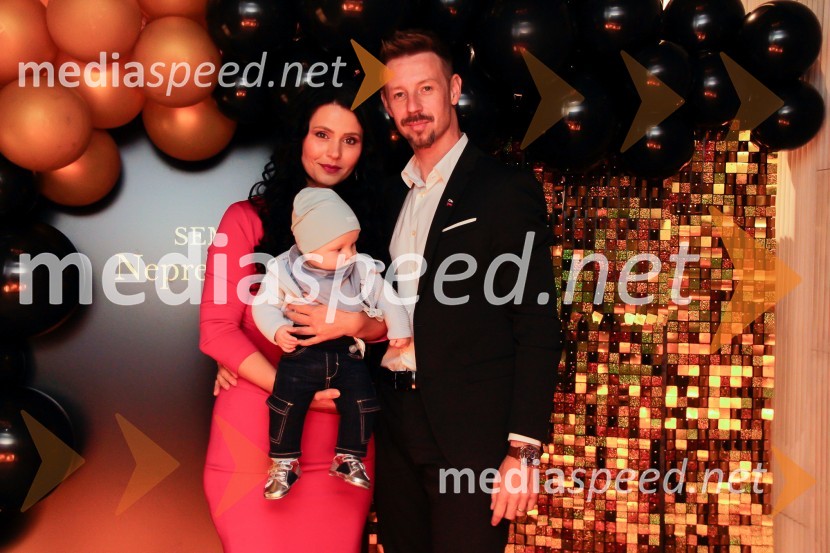  Nina  Bezenšek, društvo Viljem Julijan;  ... ;  Gregor Bezenšek, glasbenik, Soulgreg artist, društvo Viljem Julijan, kandidat na predsedniških volitvah 2022Nepremagljiva ženska 2022 je Valerija Čarman