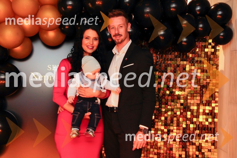  Nina  Bezenšek, društvo Viljem Julijan;  ... ;  Gregor Bezenšek, glasbenik, Soulgreg artist, društvo Viljem Julijan, kandidat na predsedniških volitvah 2022Nepremagljiva ženska 2022 je Valerija Čarman