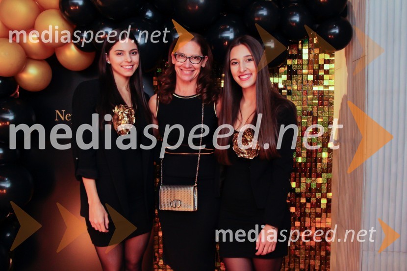  Maruša Mlakar;  Katja Mlakar, direktorica, agencija AVI;  Laura  MlakarNepremagljiva ženska 2022 je Valerija Čarman