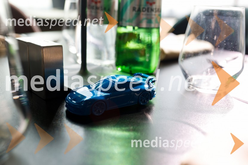 Mark Webber, nekdanji voznik F1 in Nika Zupanc, slovenska industrijska oblikovalka na novinarski konferenci Wild at Heart