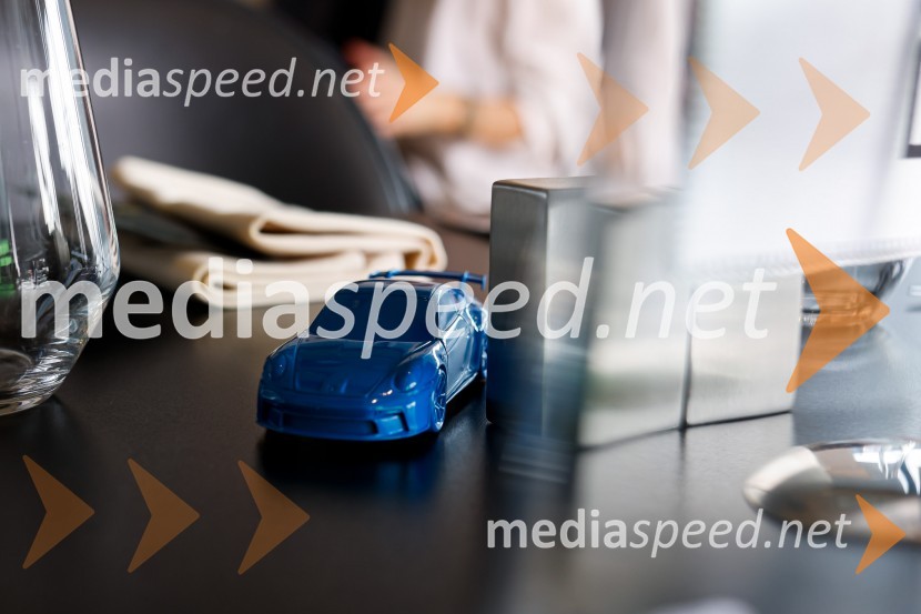 Mark Webber, nekdanji voznik F1 in Nika Zupanc, slovenska industrijska oblikovalka na novinarski konferenci Wild at Heart