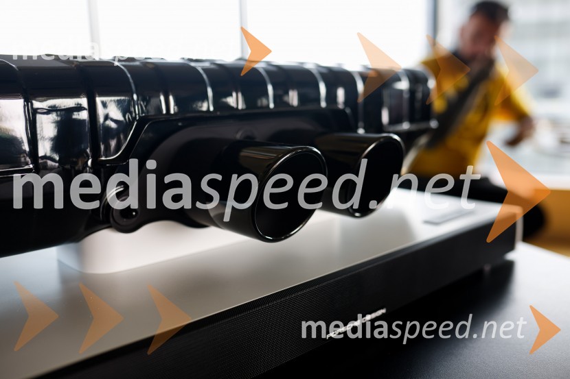 Mark Webber, nekdanji voznik F1 in Nika Zupanc, slovenska industrijska oblikovalka na novinarski konferenci Wild at Heart