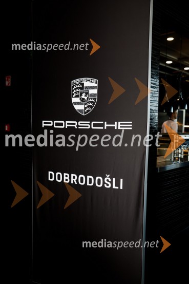 Mark Webber, nekdanji voznik F1 in Nika Zupanc, slovenska industrijska oblikovalka na novinarski konferenci Wild at Heart