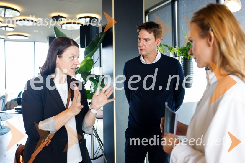 Mark Webber, nekdanji voznik F1 in Nika Zupanc, slovenska industrijska oblikovalka na novinarski konferenci Wild at Heart