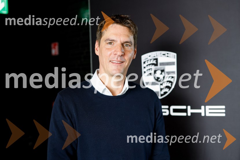 Mark Webber, nekdanji voznik F1 in Nika Zupanc, slovenska industrijska oblikovalka na novinarski konferenci Wild at Heart