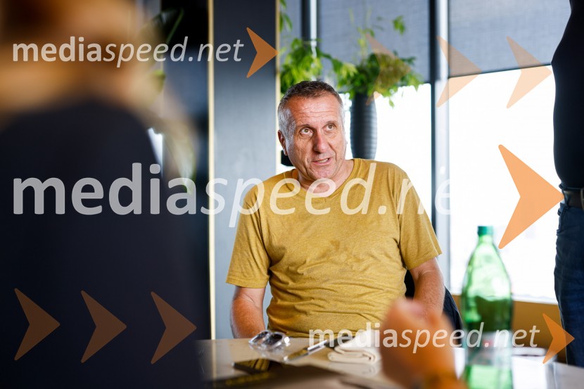  Miran Ališič, televizijski novinar, športni komentator Mark Webber, nekdanji voznik F1 in Nika Zupanc, slovenska industrijska oblikovalka na novinarski konferenci Wild at Heart