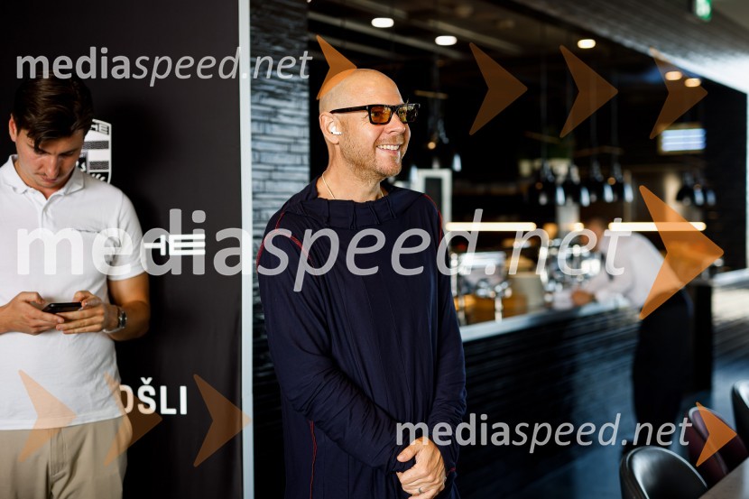 Mark Webber, nekdanji voznik F1 in Nika Zupanc, slovenska industrijska oblikovalka na novinarski konferenci Wild at Heart