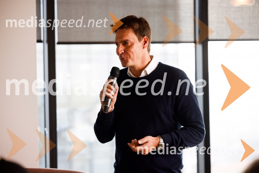 Mark Webber, nekdanji voznik F1 in Nika Zupanc, slovenska industrijska oblikovalka na novinarski konferenci Wild at Heart