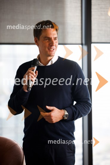 Mark Webber, nekdanji voznik F1 in Nika Zupanc, slovenska industrijska oblikovalka na novinarski konferenci Wild at Heart