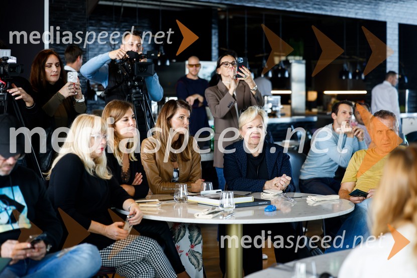  ... ;  ... ;  ... ;  ... ;  Miran Ališič, televizijski novinar, športni komentator Mark Webber, nekdanji voznik F1 in Nika Zupanc, slovenska industrijska oblikovalka na novinarski konferenci Wild at Heart