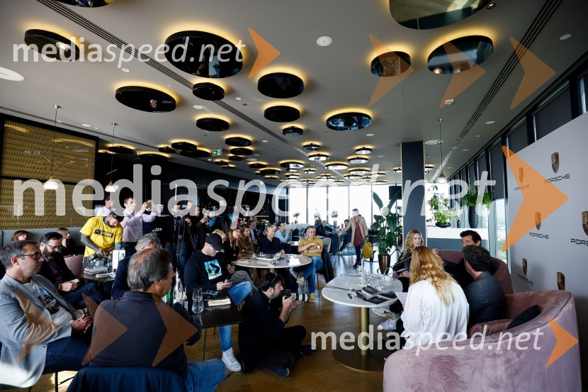 Mark Webber, nekdanji voznik F1 in Nika Zupanc, slovenska industrijska oblikovalka na novinarski konferenci Wild at Heart