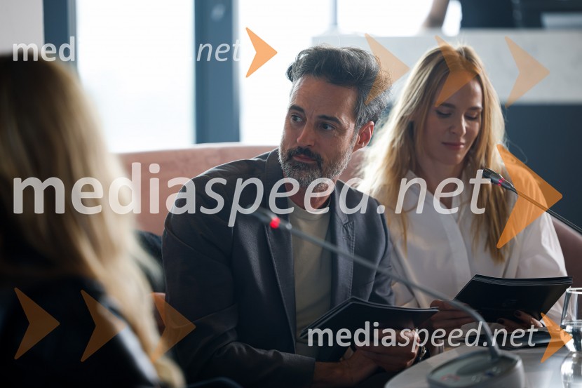  Rok Vihar, igralec;  Manca Krnel, Project Dresscode, nekdanja baletna plesalkaMark Webber, nekdanji voznik F1 in Nika Zupanc, slovenska industrijska oblikovalka na novinarski konferenci Wild at Heart