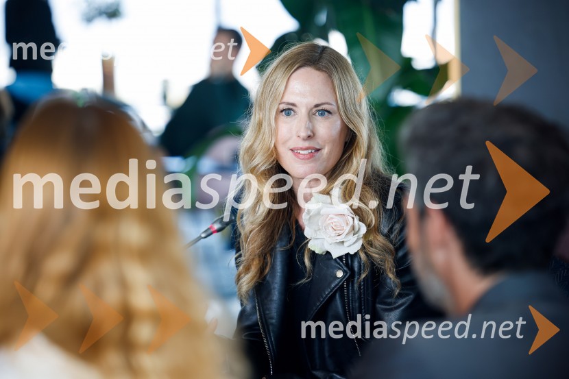  Nika Zupanc, ambasadorka, PorscheMark Webber, nekdanji voznik F1 in Nika Zupanc, slovenska industrijska oblikovalka na novinarski konferenci Wild at Heart