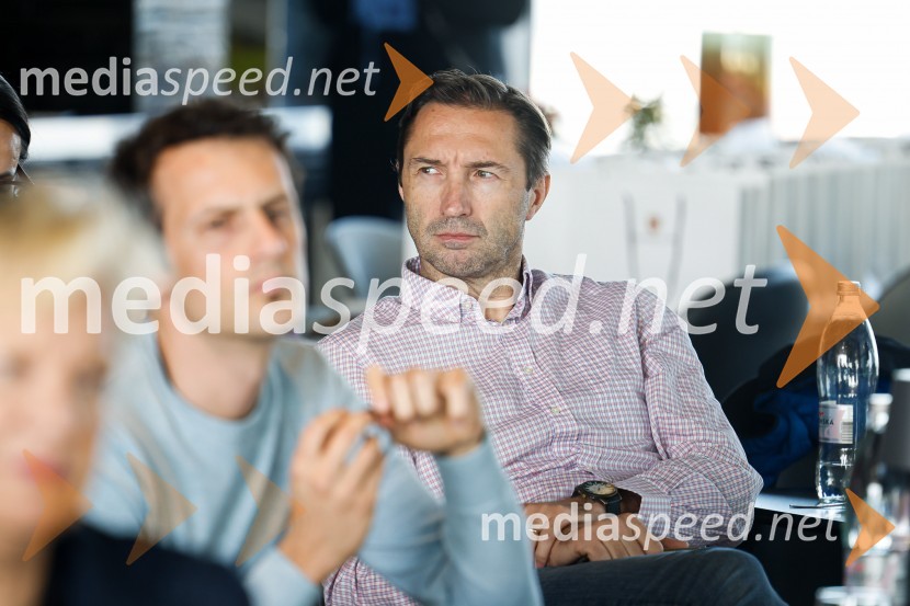 Mark Webber, nekdanji voznik F1 in Nika Zupanc, slovenska industrijska oblikovalka na novinarski konferenci Wild at Heart