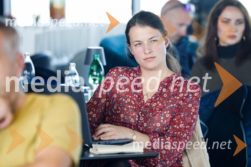 Mark Webber, nekdanji voznik F1 in Nika Zupanc, slovenska industrijska oblikovalka na novinarski konferenci Wild at Heart