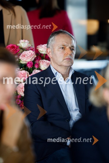  Janko Zrim, predsednik, Rotary klub LjubljanaMark Webber, nekdanji voznik F1 in Nika Zupanc, slovenska industrijska oblikovalka na novinarski konferenci Wild at Heart