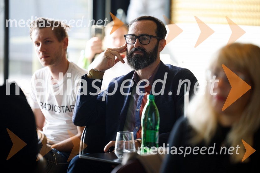 Mark Webber, nekdanji voznik F1 in Nika Zupanc, slovenska industrijska oblikovalka na novinarski konferenci Wild at Heart