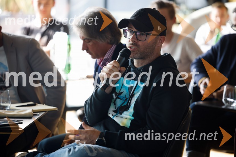  Ciril Komotar, vloger Komotar MinutaMark Webber, nekdanji voznik F1 in Nika Zupanc, slovenska industrijska oblikovalka na novinarski konferenci Wild at Heart