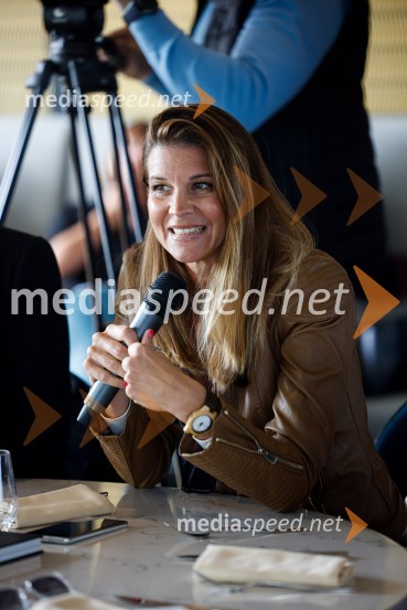 Mark Webber, nekdanji voznik F1 in Nika Zupanc, slovenska industrijska oblikovalka na novinarski konferenci Wild at Heart