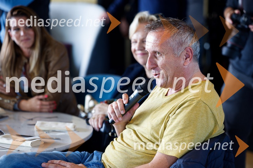  Miran Ališič, televizijski novinar, športni komentator Mark Webber, nekdanji voznik F1 in Nika Zupanc, slovenska industrijska oblikovalka na novinarski konferenci Wild at Heart