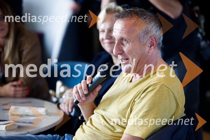  Miran Ališič, televizijski novinar, športni komentator Mark Webber, nekdanji voznik F1 in Nika Zupanc, slovenska industrijska oblikovalka na novinarski konferenci Wild at Heart