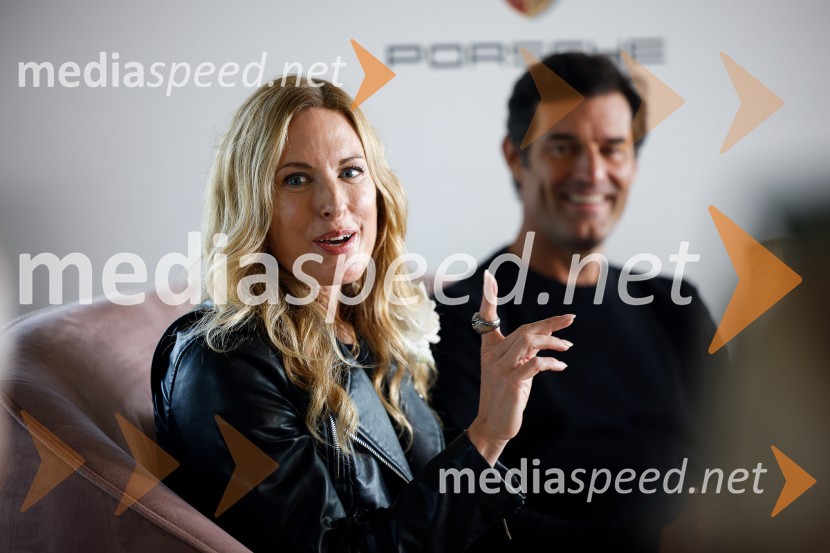  Nika Zupanc, ambasadorka, PorscheMark Webber, nekdanji voznik F1 in Nika Zupanc, slovenska industrijska oblikovalka na novinarski konferenci Wild at Heart