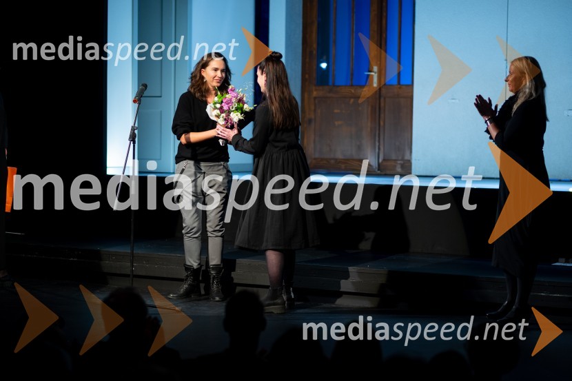  ... ;  Maša Grošelj, igralka;  Tatjana Doma, dramaturginja SLG CeljePOGLEJ ME!, premiera v gledališču Celje