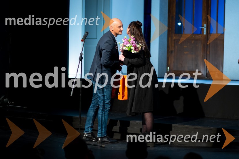  Matic Majcen, Večer;  Maša Grošelj, igralkaPOGLEJ ME!, premiera v gledališču Celje