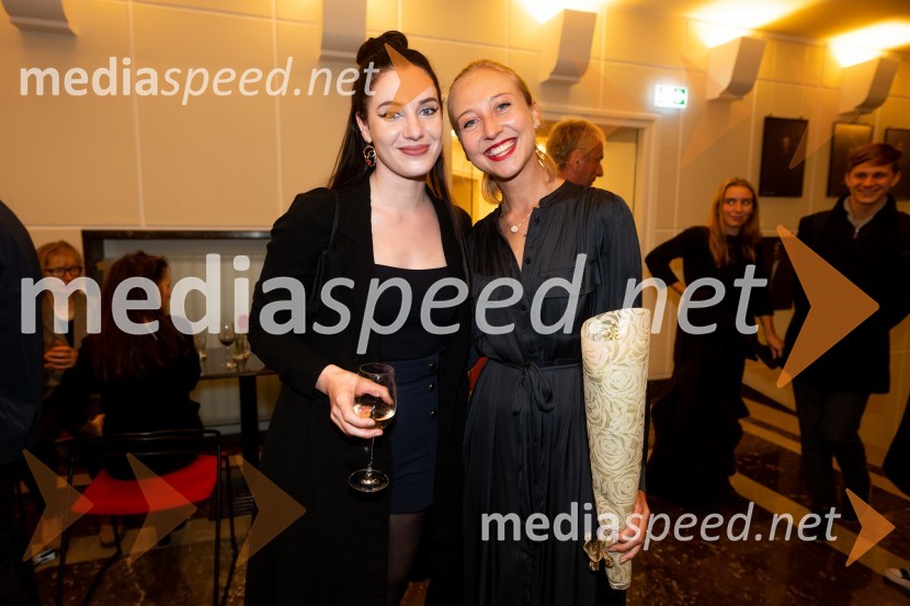  Maša Grošelj, igralka;  Lara Ekar Grlj, koreografinjaPOGLEJ ME!, premiera v gledališču Celje