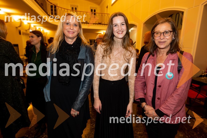  Tatjana Doma, dramaturginja SLG Celje;  Lucija Harum, igralka, pevka;  Jerneja Volfand, vodja programa SLG CeljePOGLEJ ME!, premiera v gledališču Celje