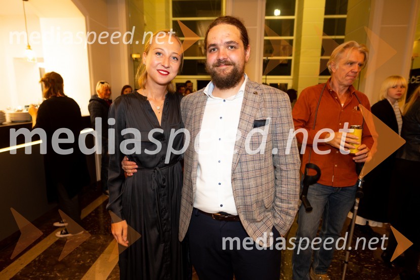  Lara Ekar Grlj, koreografinja;  Luka Marcen, režiserPOGLEJ ME!, premiera v gledališču Celje