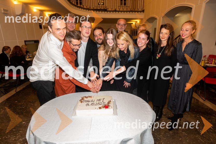  Lovro Zafred, igralec;  ... ;  Aljoša Koltak, igralec;  Žan Brelih Hatunić, igralec;  Luka Marcen, režiser;  Lucija Harum, igralka, pevka;  Andrej  Hajdinjak, oblikovalec svetlobe;  Tatjana Doma, dramaturginja SLG Celje;  Ana Janc, kostumografinja;  Tina Mahkota, prevajalka;  Sara Slivnik, scenografinja;  Lara Ekar Grlj, koreografinjaPOGLEJ ME!, premiera v gledališču Celje