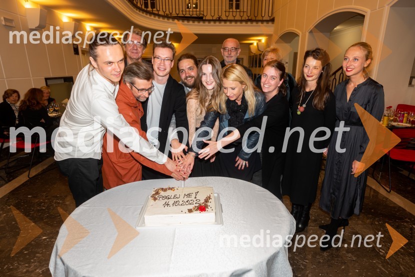  Lovro Zafred, igralec;  ... ;  Aljoša Koltak, igralec;  Žan Brelih Hatunić, igralec;  Luka Marcen, režiser;  Lucija Harum, igralka, pevka;  Andrej  Hajdinjak, oblikovalec svetlobe;  Tatjana Doma, dramaturginja SLG Celje;  Tina Mahkota, prevajalka;  Ana Janc, kostumografinja;  Sara Slivnik, scenografinja;  Lara Ekar Grlj, koreografinjaPOGLEJ ME!, premiera v gledališču Celje