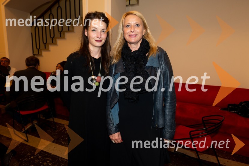  Sara Slivnik, scenografinja;  Tatjana Doma, dramaturginja SLG CeljePOGLEJ ME!, premiera v gledališču Celje