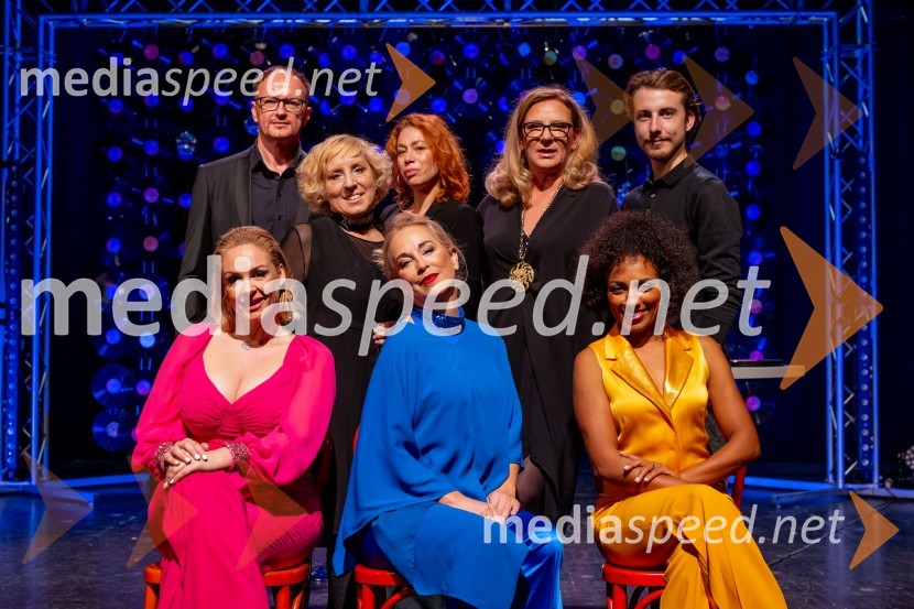  Rudolf Gas, glasbenik;  Nina Kleflin, režiserka;  Anja Robida, koreografinja in plesalka;  Urša Alič, direktorica, Špas teater;  Žiga Flajnik, kostumograf;  Špela Grošelj, pevka;  Nina Ivanič, igralka;  Irena Yebuah Tiran, operna pevkaVročica V ŽIVO! v Špas teatru