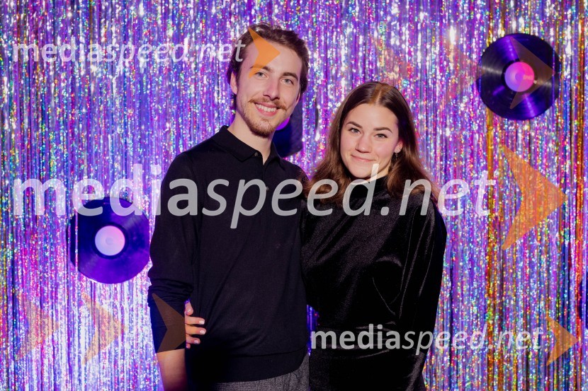  Žiga Flajnik, kostumograf;  Ajda MajheničVročica V ŽIVO! v Špas teatru