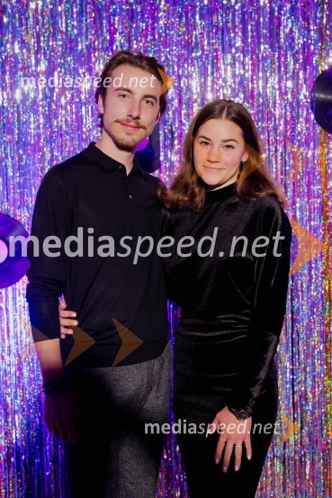  Žiga Flajnik, kostumograf;  Ajda MajheničVročica V ŽIVO! v Špas teatru