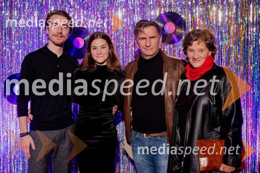  Žiga Flajnik, kostumograf;  Ajda Majhenič;  ... ;  ... Vročica V ŽIVO! v Špas teatru