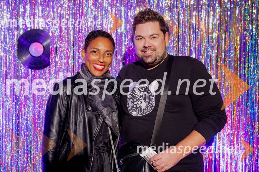  Leticia  Yebuah Slapnik, arhitektka in glasbenica;  Nejc Simšič, novinarVročica V ŽIVO! v Špas teatru