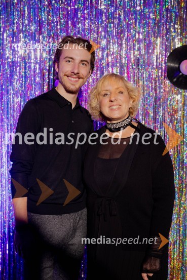  Žiga Flajnik, kostumograf;  Nina Kleflin, režiserkaVročica V ŽIVO! v Špas teatru