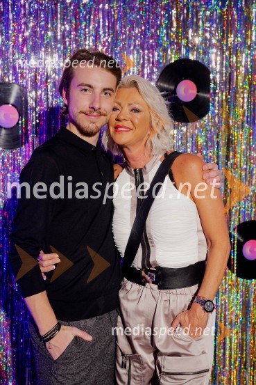  Žiga Flajnik, kostumograf;  Anita Lončar, Lepotni studio PriveVročica V ŽIVO! v Špas teatru