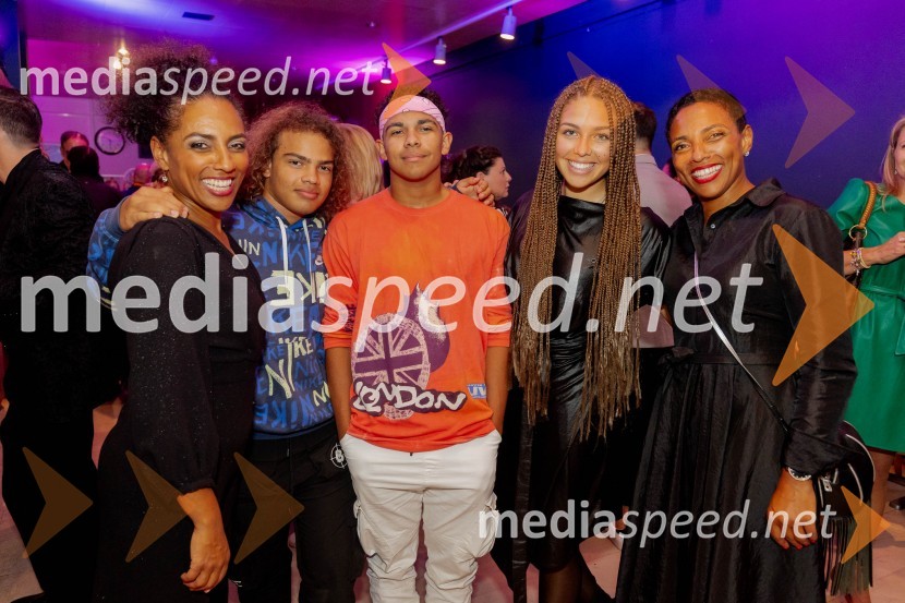  Irena Yebuah Tiran, operna pevka;  Luka Tiran;  Jure Tiran;  Aša Slapnik;  Leticia  Yebuah Slapnik, arhitektka in glasbenicaVročica V ŽIVO! v Špas teatru